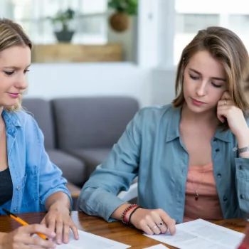  Des colocataires examinant attentivement des documents d’assurance habitation avant de les signer