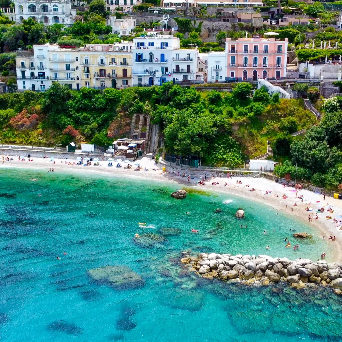 Vue aérienne de Belle côte de Capri le long de la zone portuaire depuis un drone