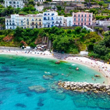 Vue aérienne de Belle côte de Capri le long de la zone portuaire depuis un drone