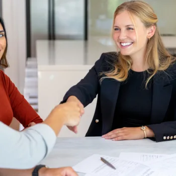 Couple concluant un contrat immobilier avec un agent immobilier