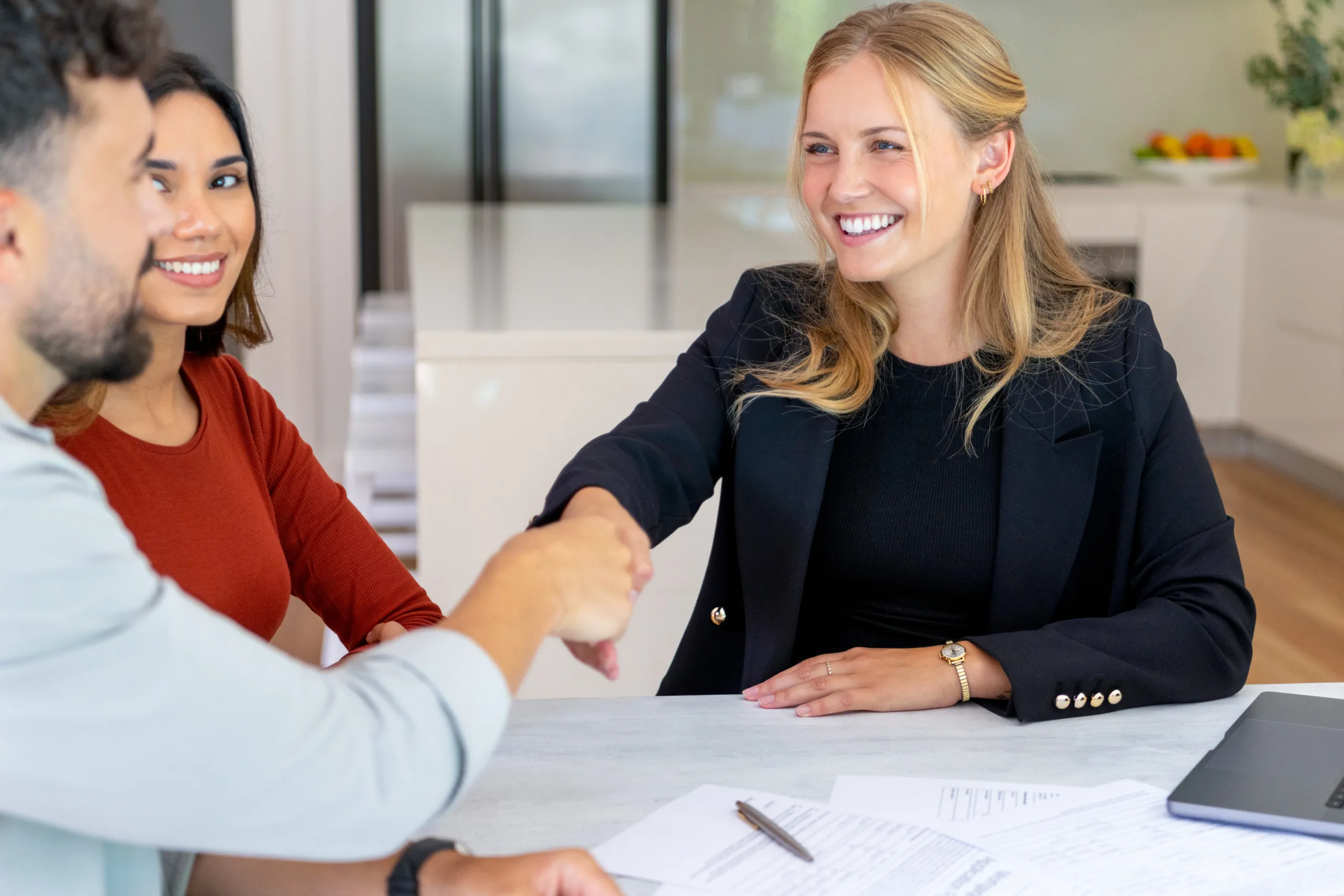 Couple concluant un contrat immobilier avec un agent immobilier
