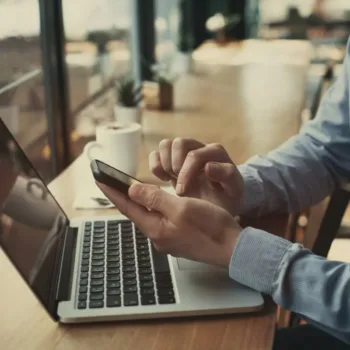 Un homme consulte son espace de gestion de copropriété en ligne sur son téléphone