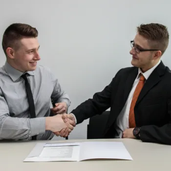 Deux hommes se serrant la main après la signature d’un contrat d’assurance habitation