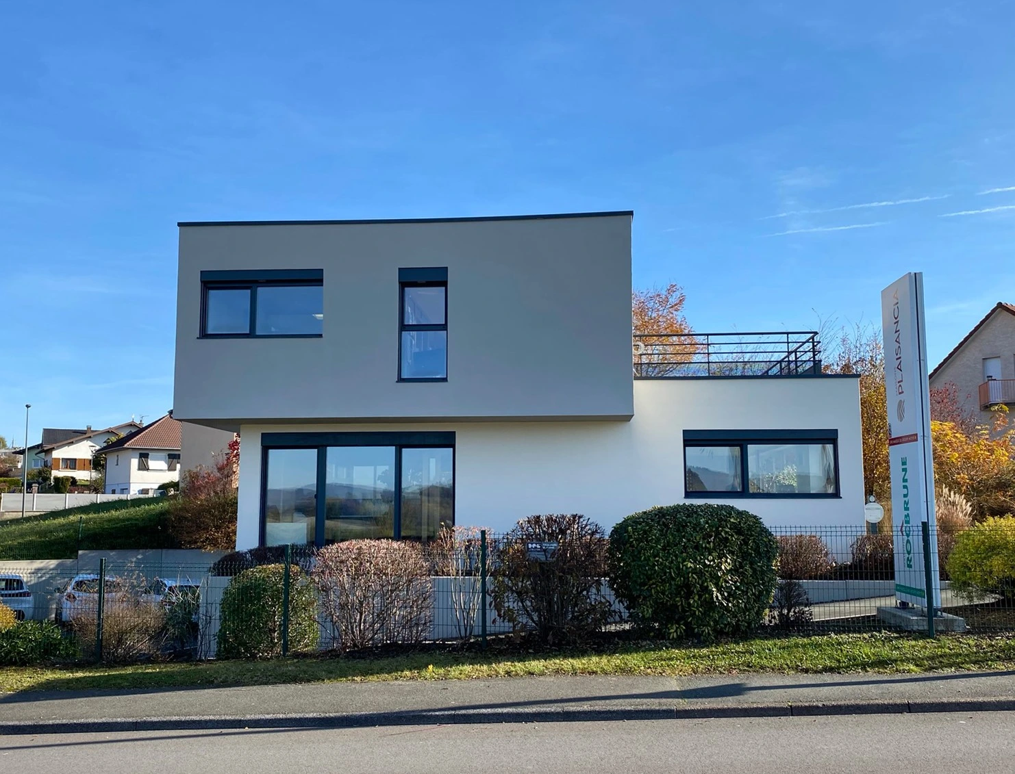 Maison contemporaine à l’architecture cubique et épurée, située dans un quartier résidentiel calme et verdoyant