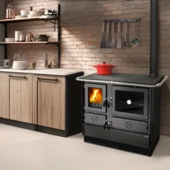 Cuisinières à bois modernes intégrées dans une cuisine au style rustique, offrant à la fois chaleur, cuisson traditionnelle et design authentique.